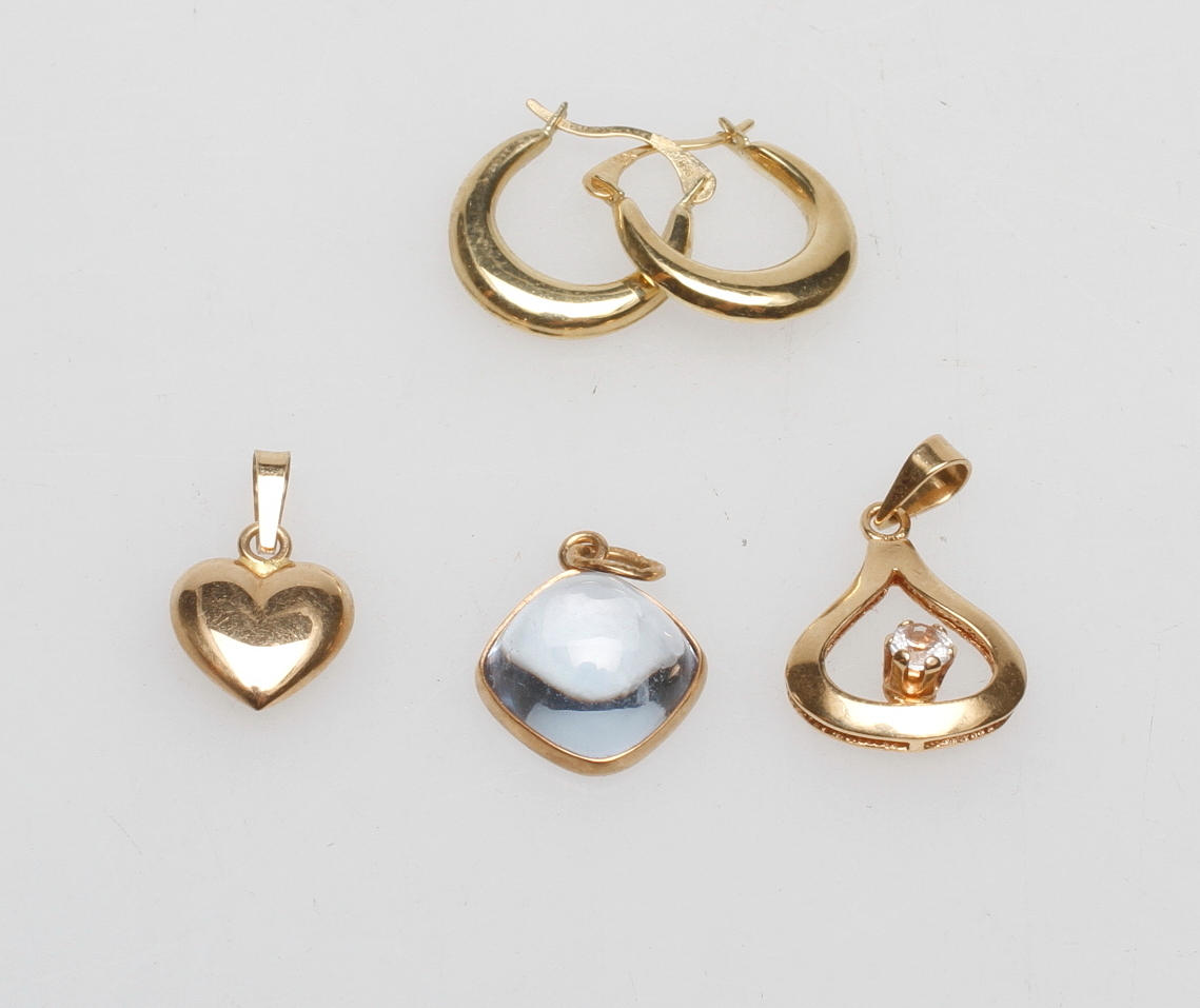 HÄNGEN, 3 st samt 1 PAR ÖRHÄNGEN, 18k guld, vikt ca 4,6 gr.