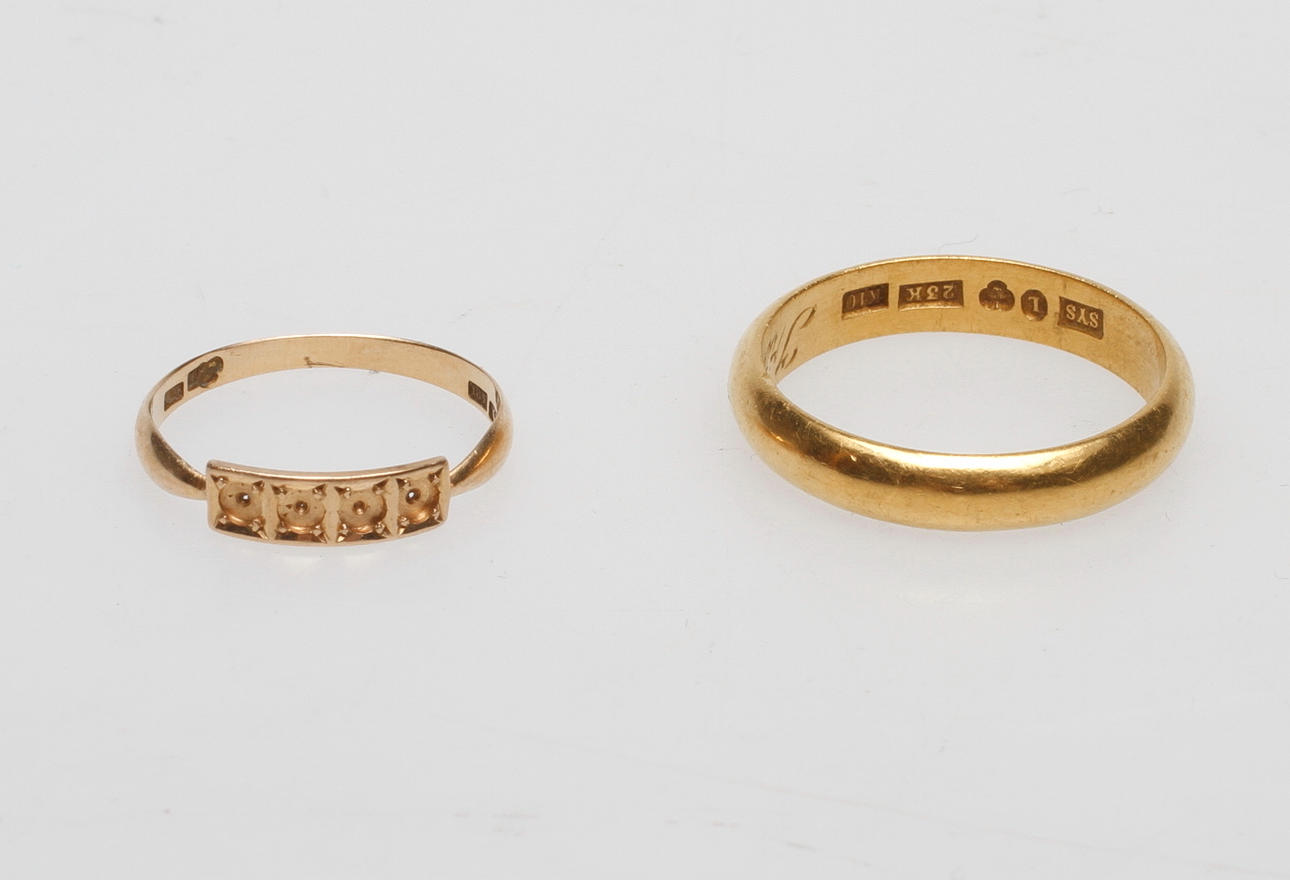 RINGAR, 2 st, 18-23k guld, total vikt ca 9,3 gr.