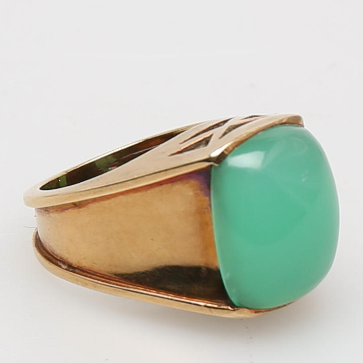 ENSTENSRING i 14K gulguld med burmesisk jade, totalvikt 8 gram.
