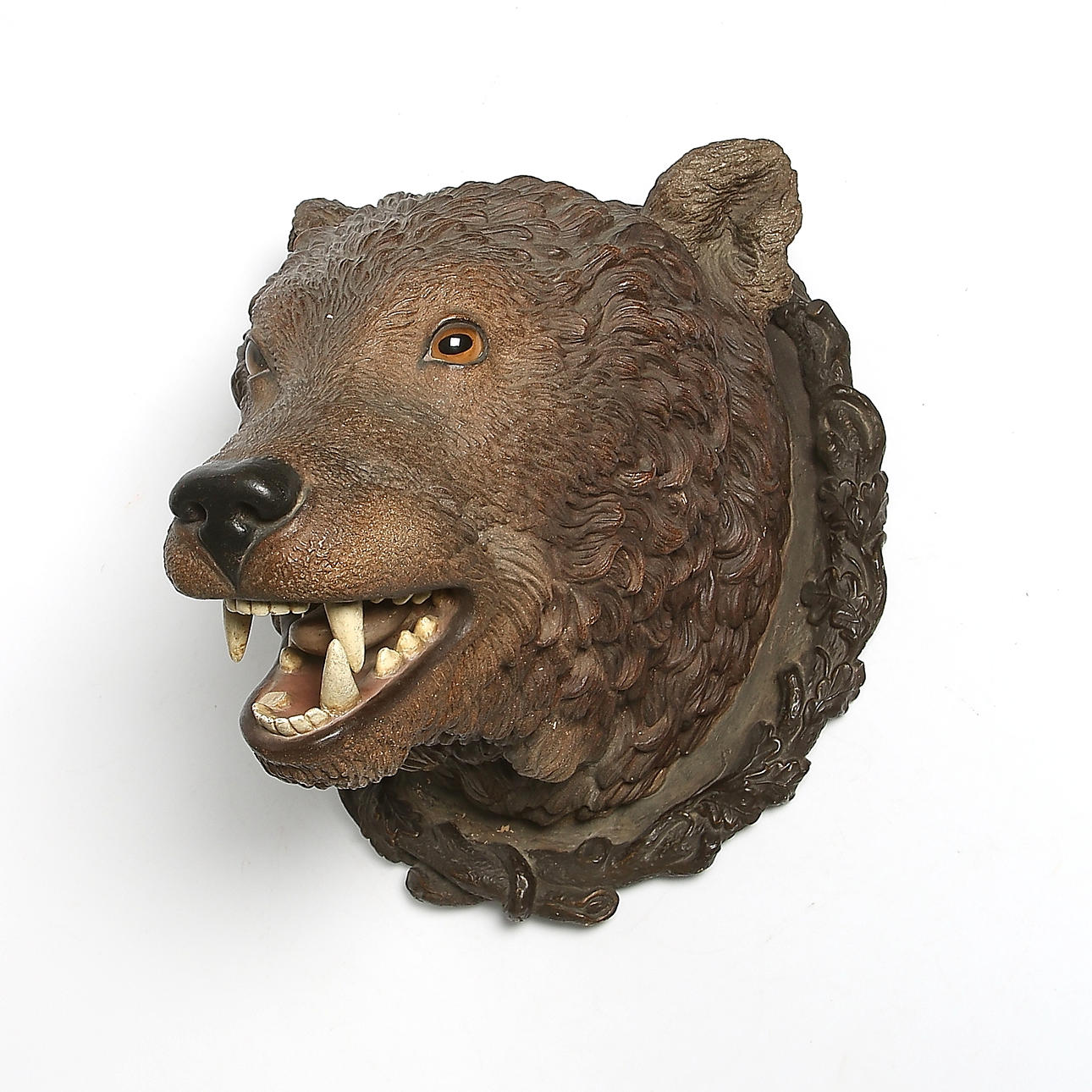 SKULPTUR, fajans samt glas, björn, sannolikt Tyskland. Sekelskiftet 1800/1900.