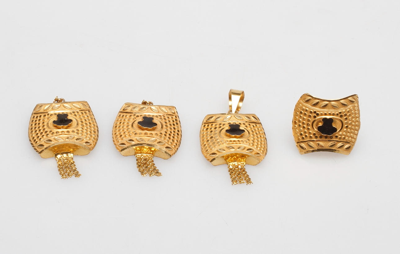 RING, HÄNGE samt 1 PAR ÖRHÄNGEN, 21k, vikt ca 20 gr.