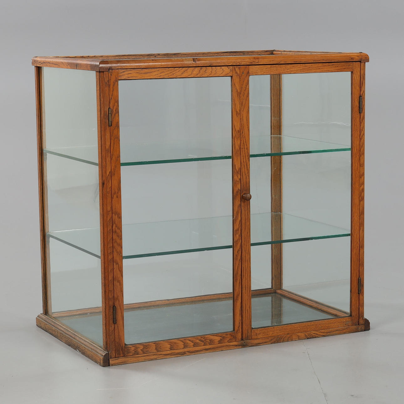 BORDSVITRIN, DISPLAYSKÅP, 1900-talets första hälft.