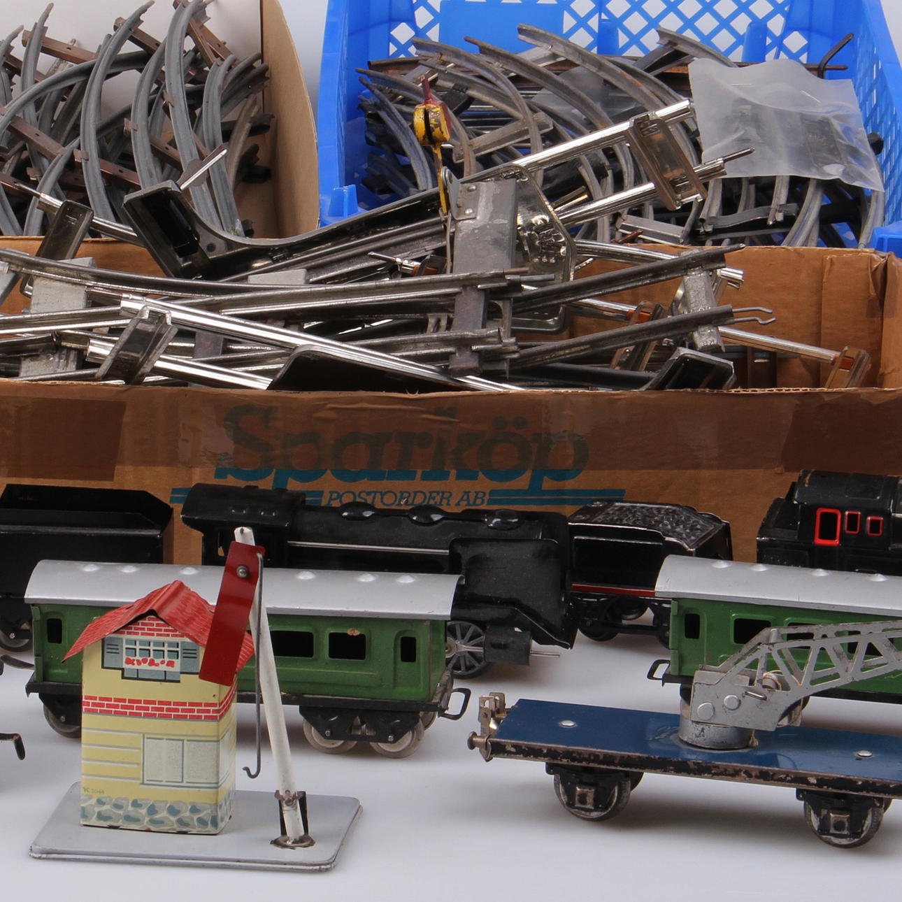 MODELLJÄRNVÄG, ca 80 delar, plåt, skala 1:43, "Made in Us zone", Tyskland, 1900-talets mitt.