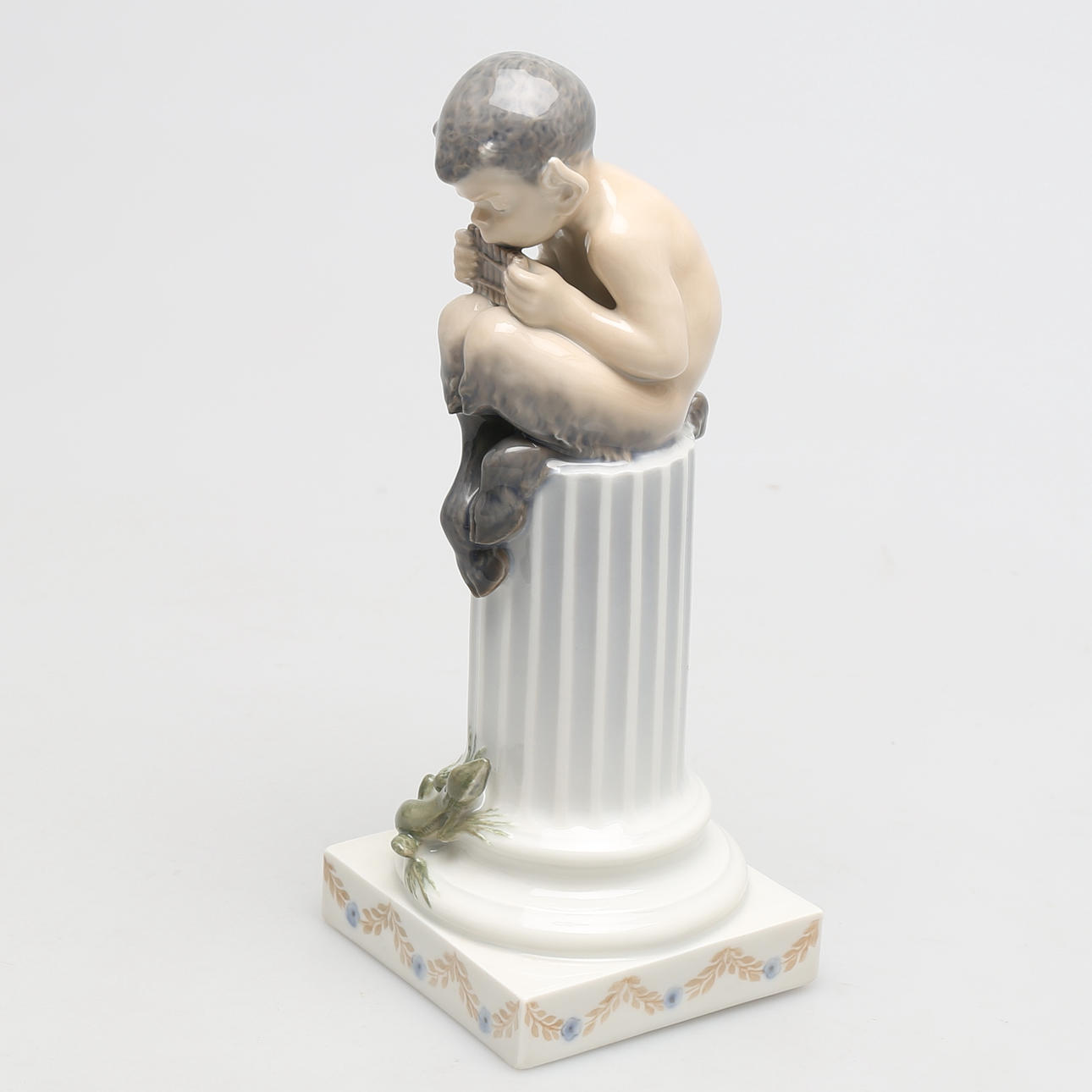 FIGURIN i porslin, Faun på kolonn med ödla, ChristianThomsen, Royal Copenhagen, Danmark.