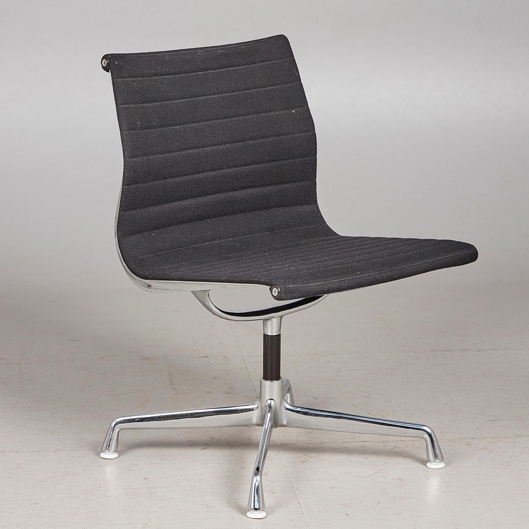 CHARLES & RAY EAMES. Vitra, stol / kontorstol, model EA 107, aluminium, Hopsack, designet i 1958.