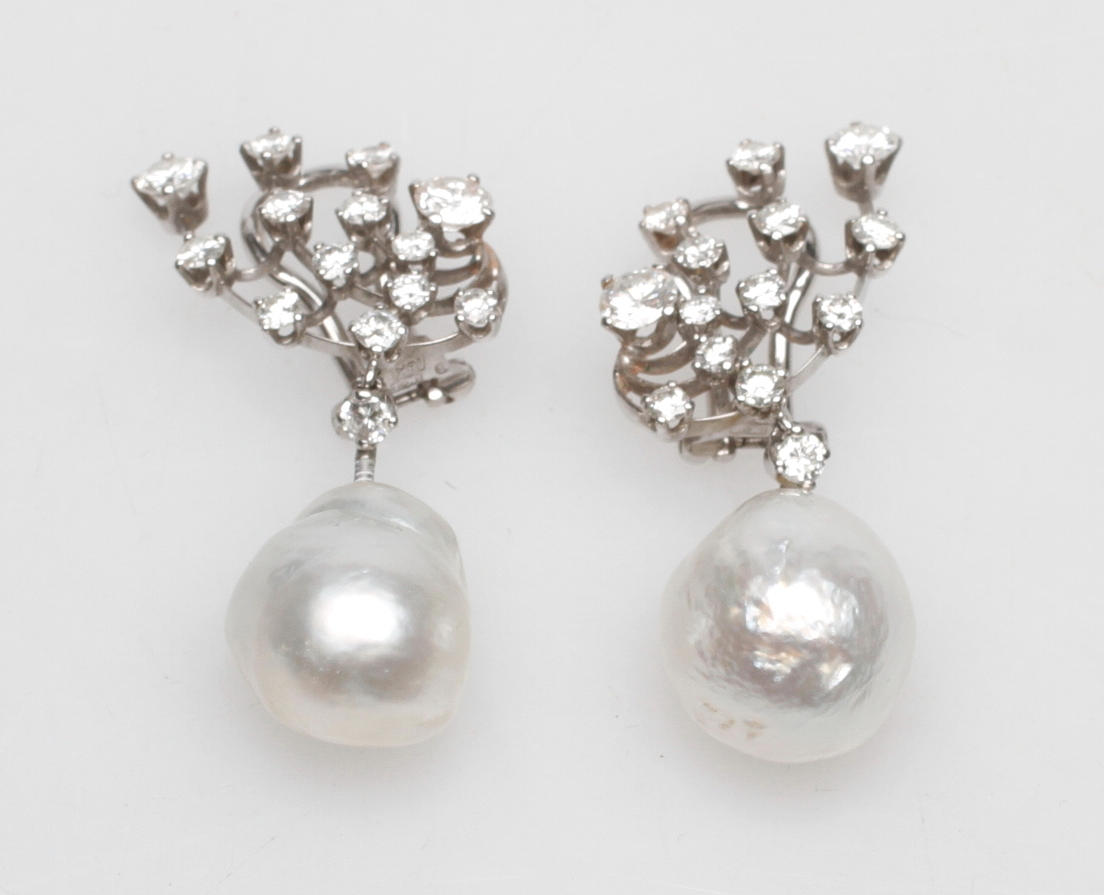 ÖRHÄNGEN, 1 par, 18k vitguld, vikt ca 13,3 gr, med 2 barocka orientaliska pärlor samt 28 st briljanter tot ca 2,00 ct.