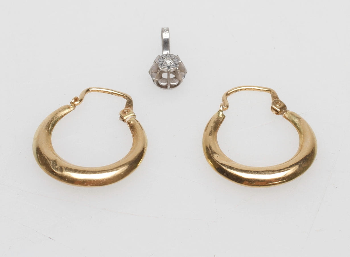 ÖRHÄNGEN, 1 par samt ETT HÄNGE, 18k guld, vikt ca 1,7 gr.