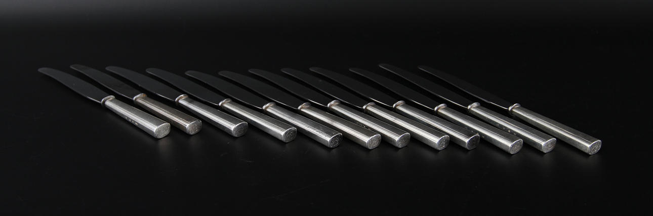 SILVER. 12 st knivar, 1821, ca 1200 gram brutto.