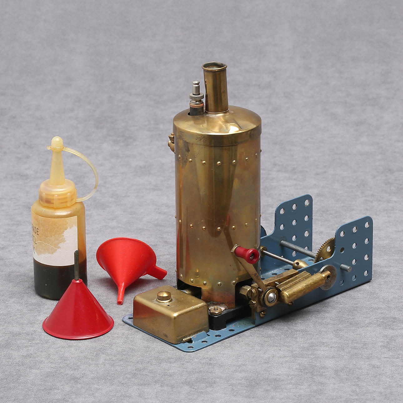 MECCANO standing steamer with accessories.