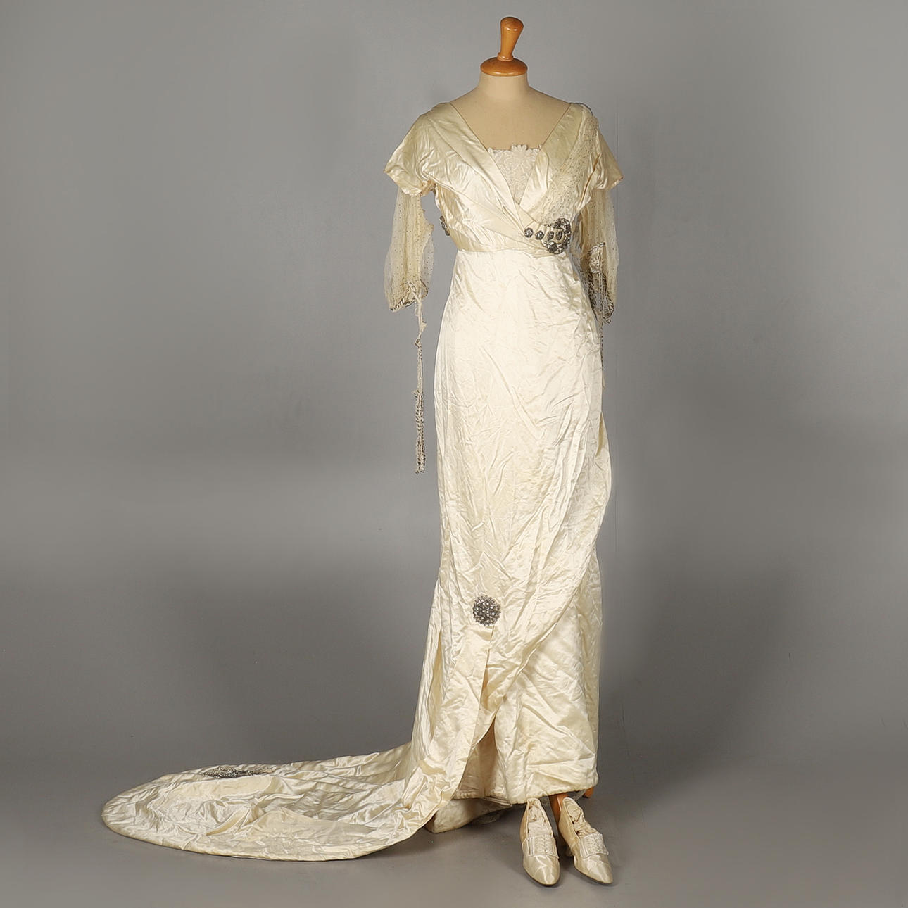 AN EDWARDIAN WEDDING DRESS.