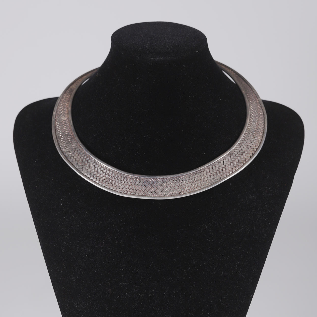 EGYPTISKA HALSBAND. FLÄTAT SILVER.