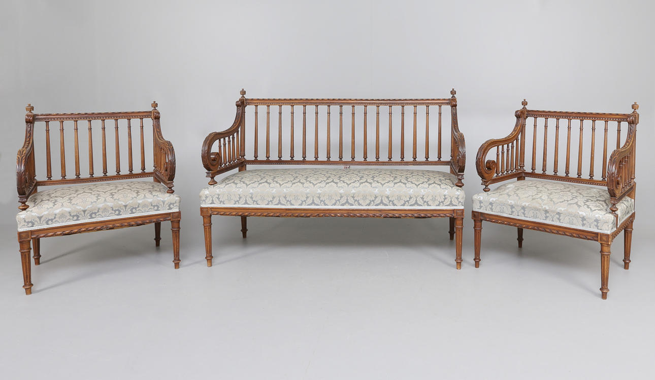 SALONGSGRUPP, 3 delar, Valnötsträ, Senempire, 1800-tal.