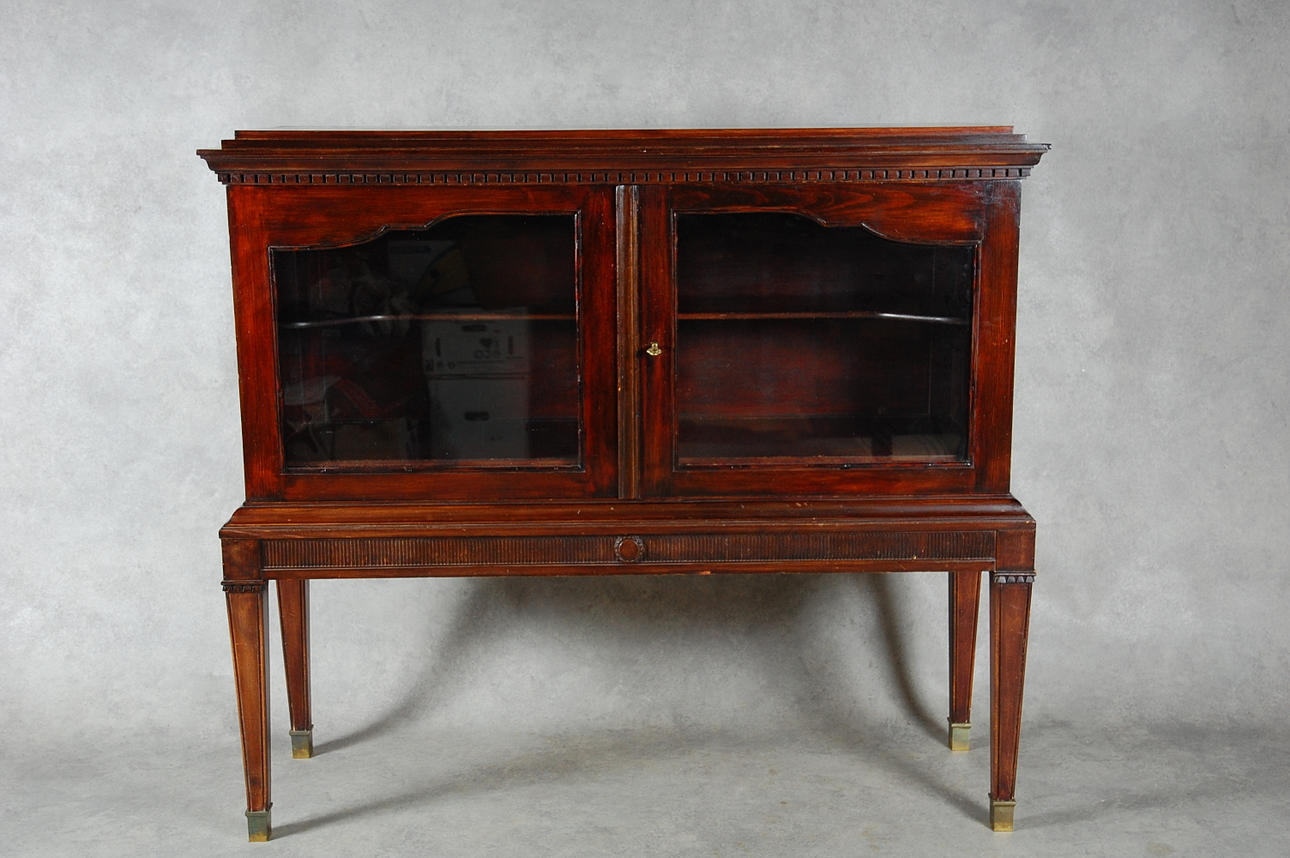 VITRINSKÅP, gustavianskstil, 1900-talets början.