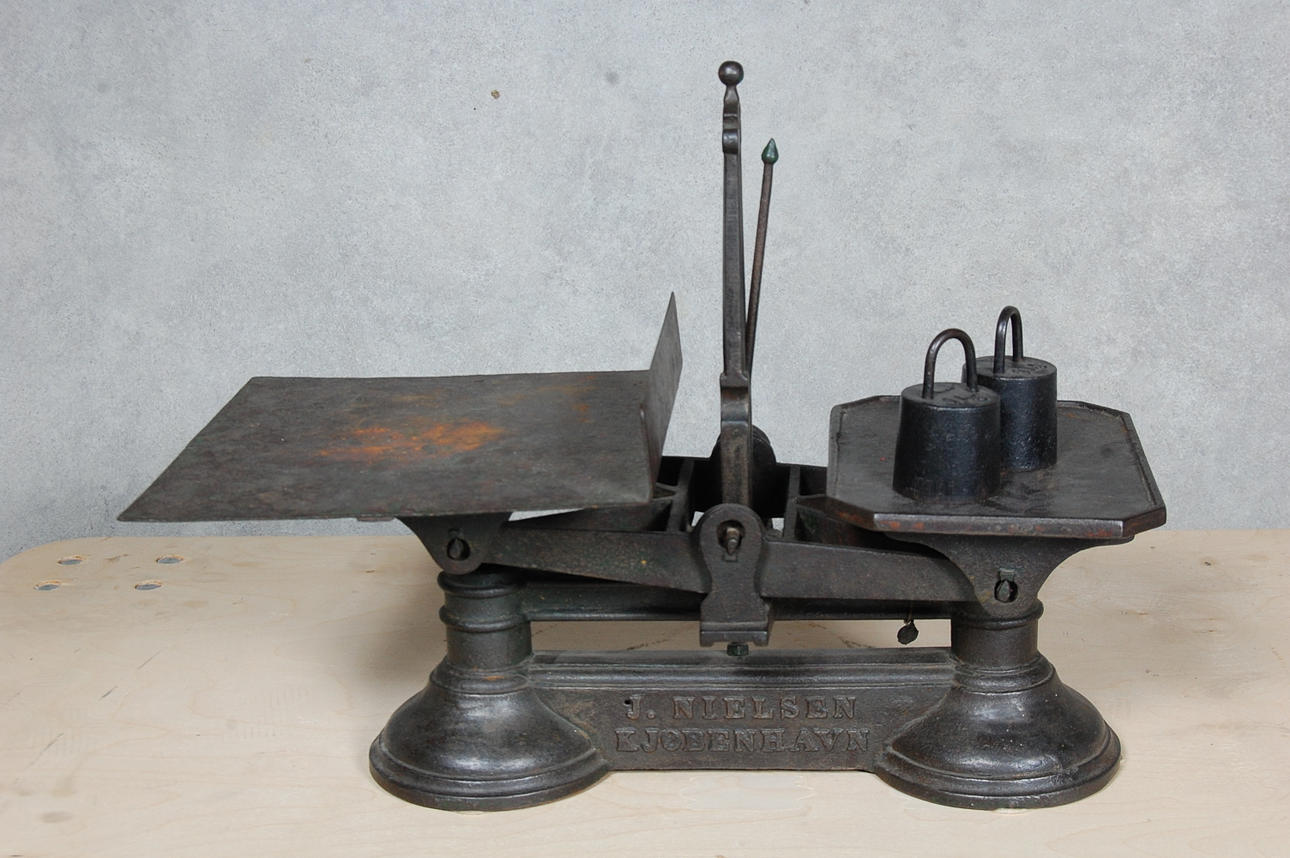 VÅG, gjutjärn, 1800-tal, märkt J.Nielsen, Kjöbenhavn.