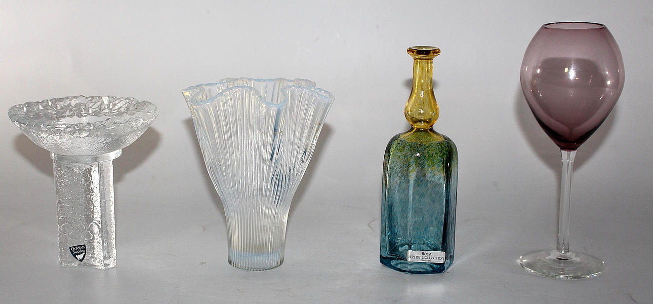 GLASFÖREMÅL. 4st, bl.a flaska Boda, B. Vallien.