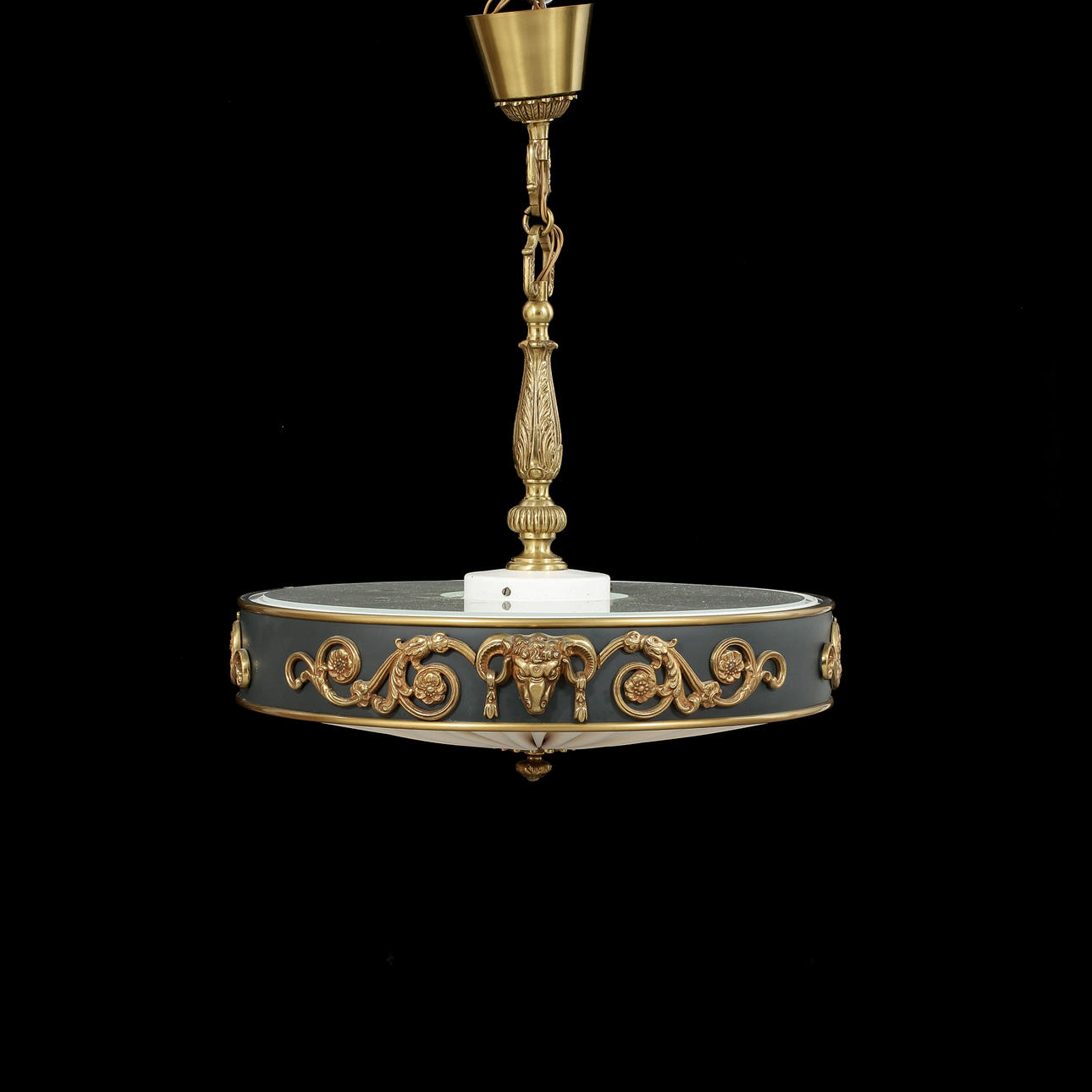 TAKPLAFOND, 1900.-tal. Höjd 60 cm.