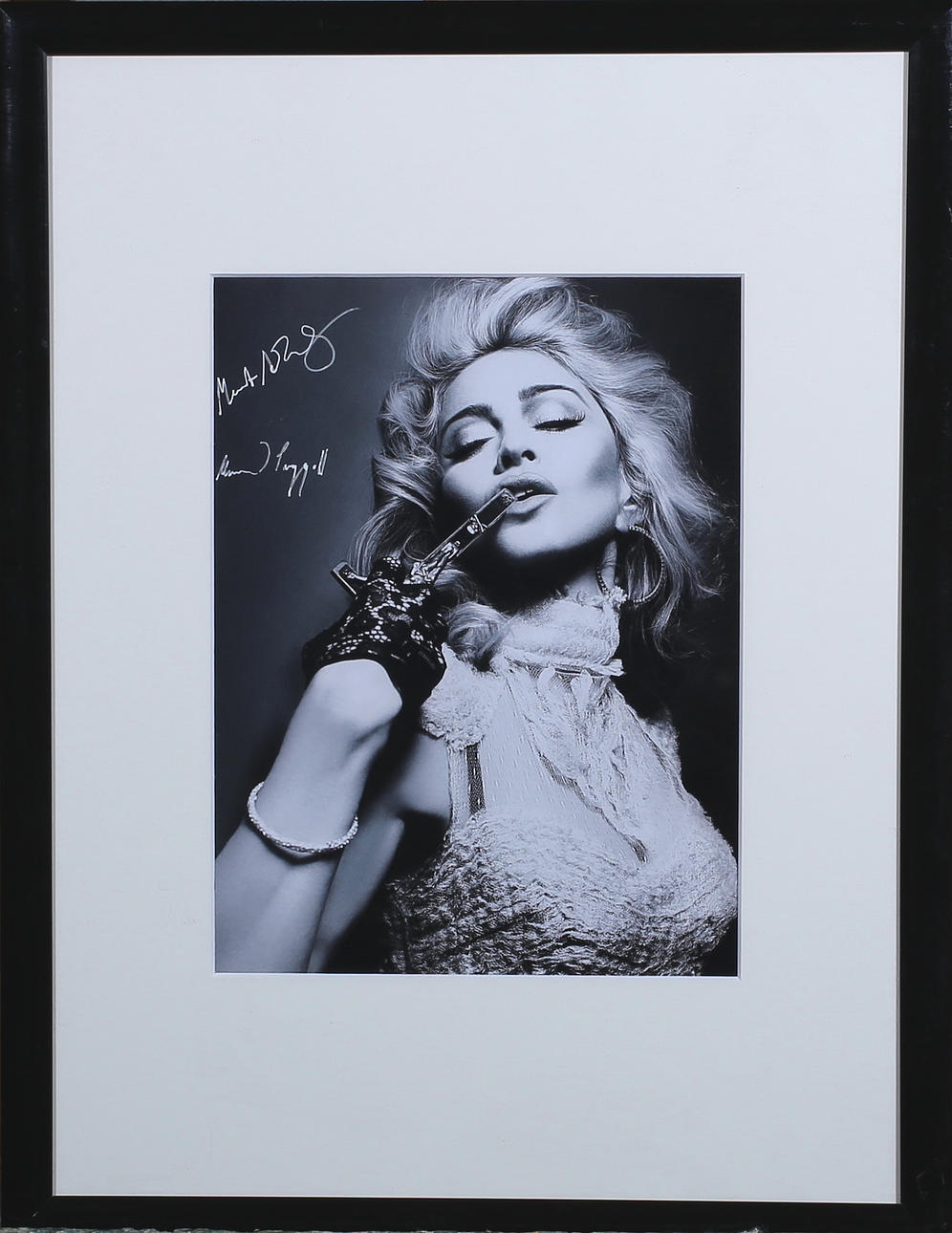 MERT ALAS OCH MARCUS PIGGOTT. Madonna, signerat fotografi, inramad.