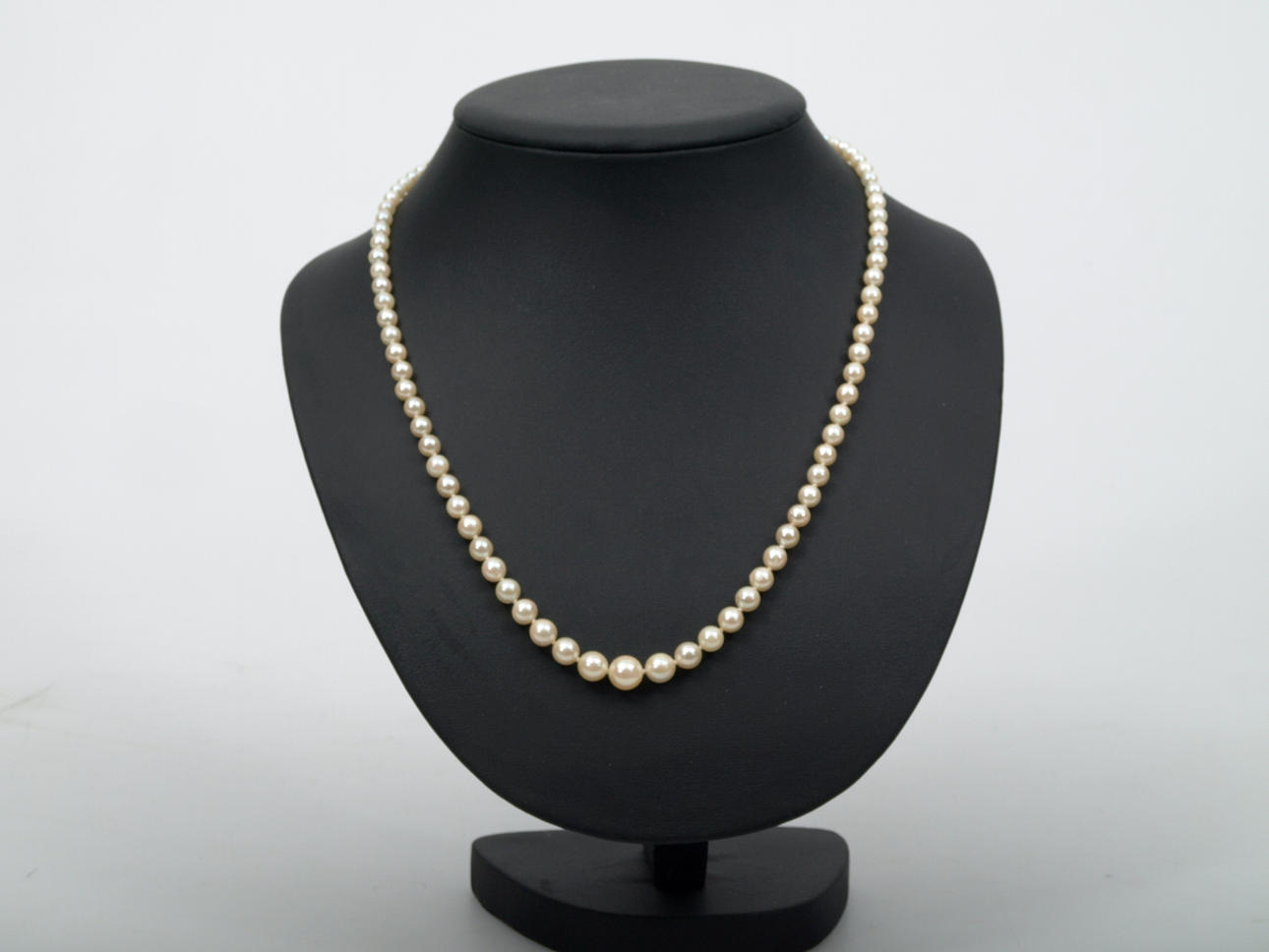 HALSBAND, odlade pärlor, silverlås med markasiter, dosserat.