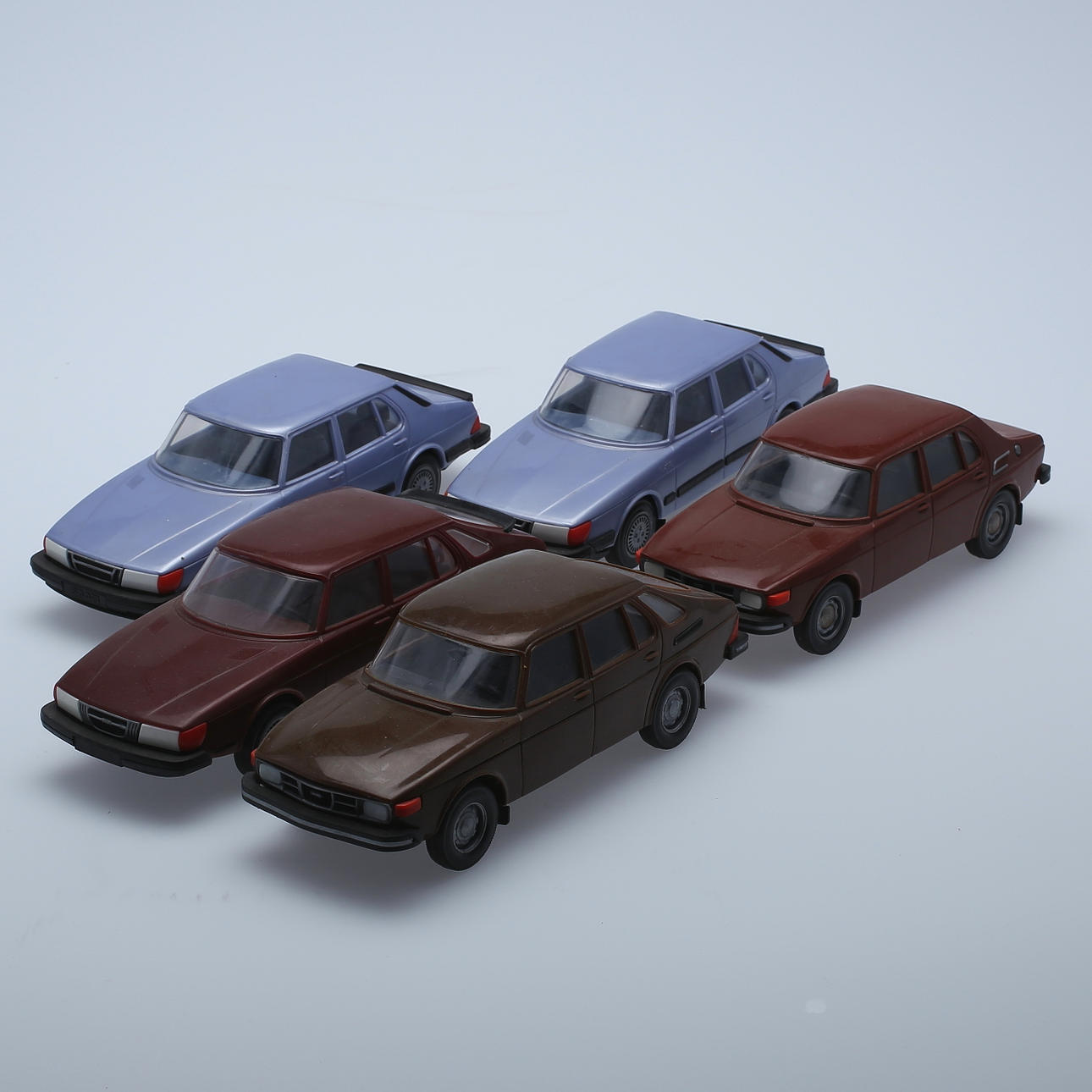 LEKSAKSBILAR, plast, 5 st, SAAB 900 turbo, märkt Made in Finland.