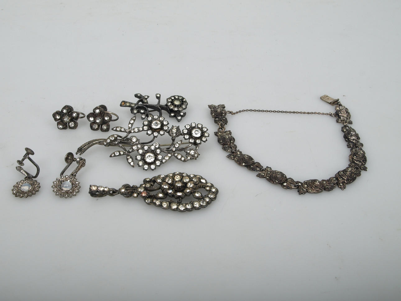 PARTI SMYCKEN, silver, stenar och markasiter, 8 delar, 1900-talets första hälft.