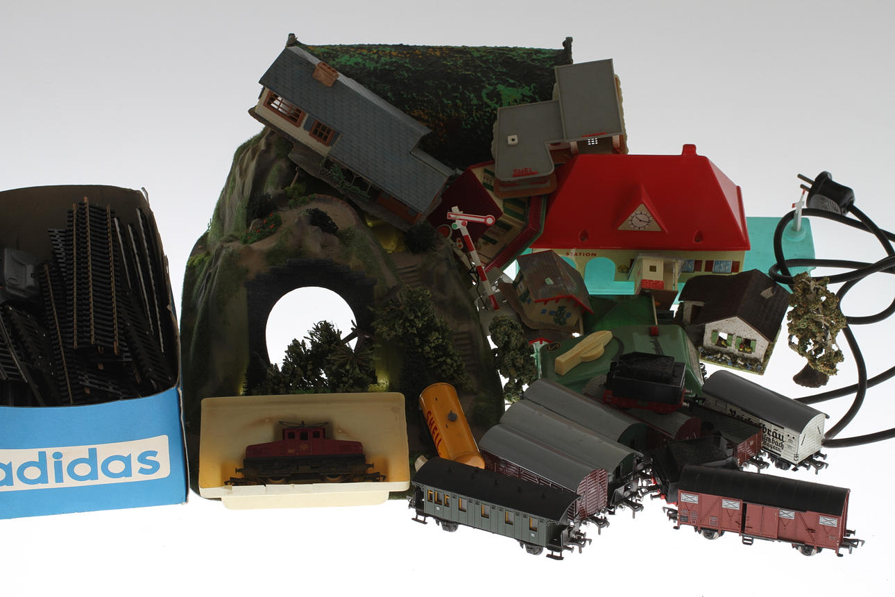 MODELLTÅG, Fleischmann. Tågtillbehör, ett lok, cirka 10 vagnar, räls med mera.
