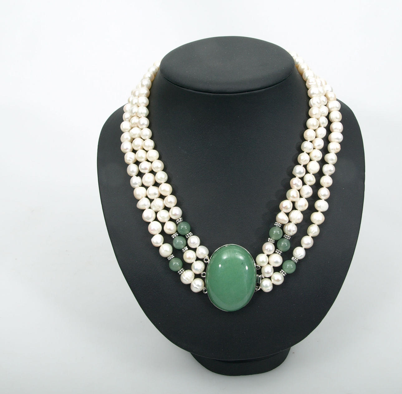 HALSBAND, 3-radigt, sötvattenspärlor och grön agat.