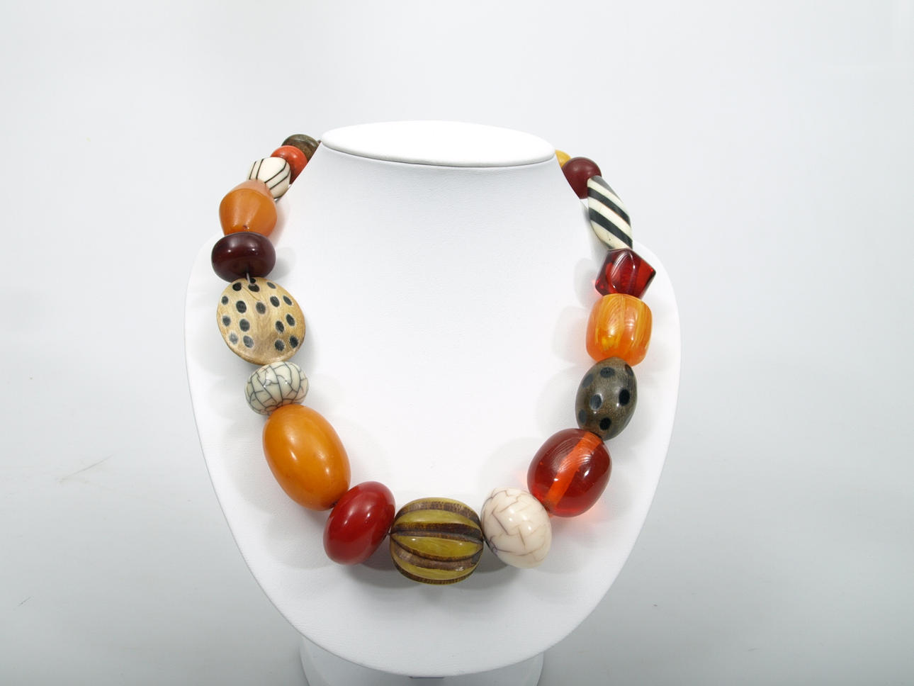 HALSBAND, olikfärgade plastkulor/stenar.