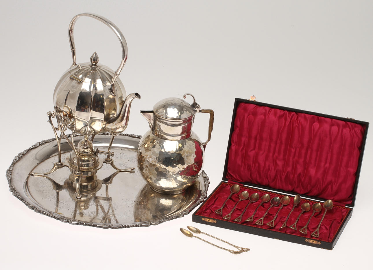 PARTI NYSILVER, Bricka, tekök, kanna samt skedar. 1900-tal.