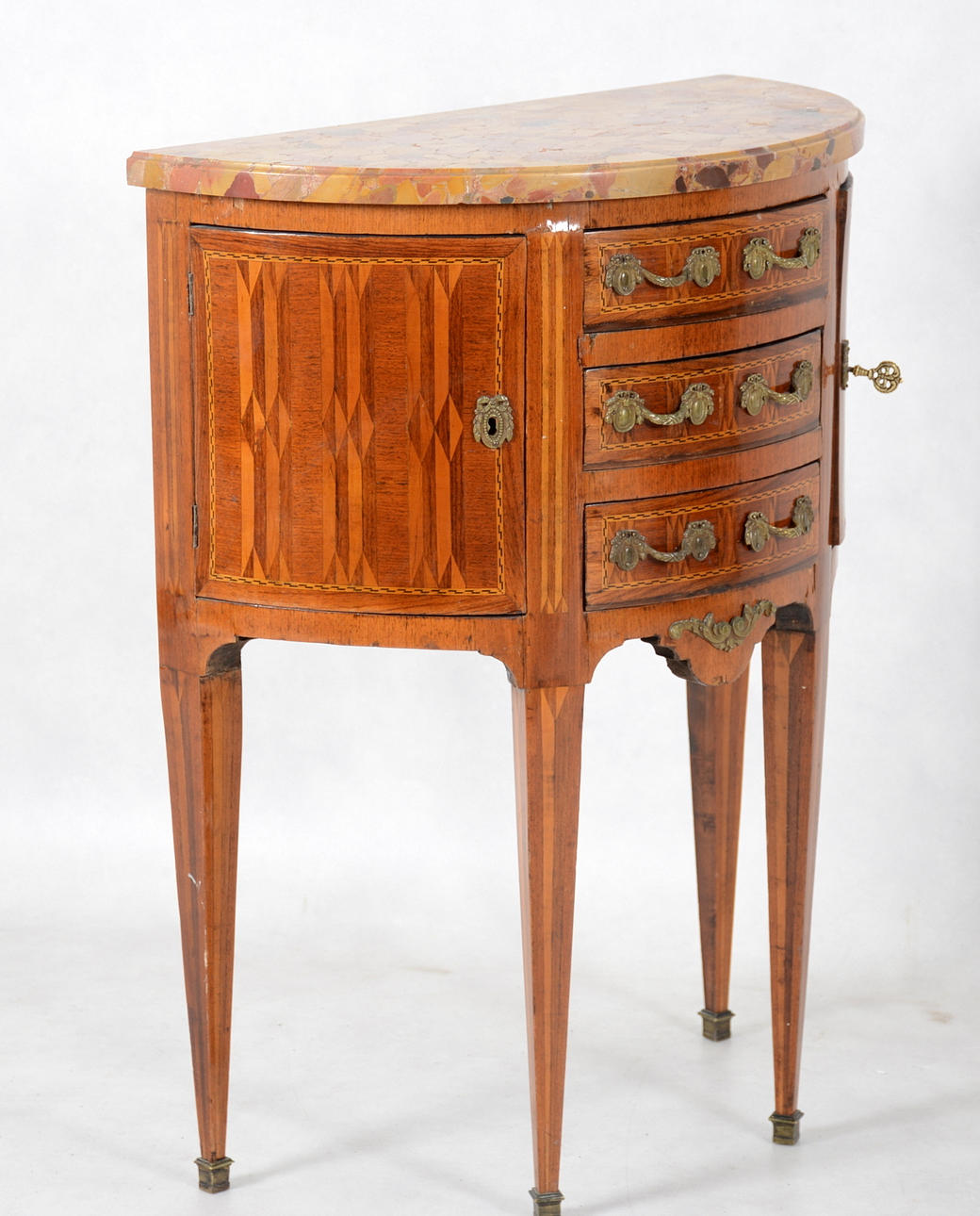 BYRÅ med tre lådor, samt två skåp, rokokostil, 1800- tal.