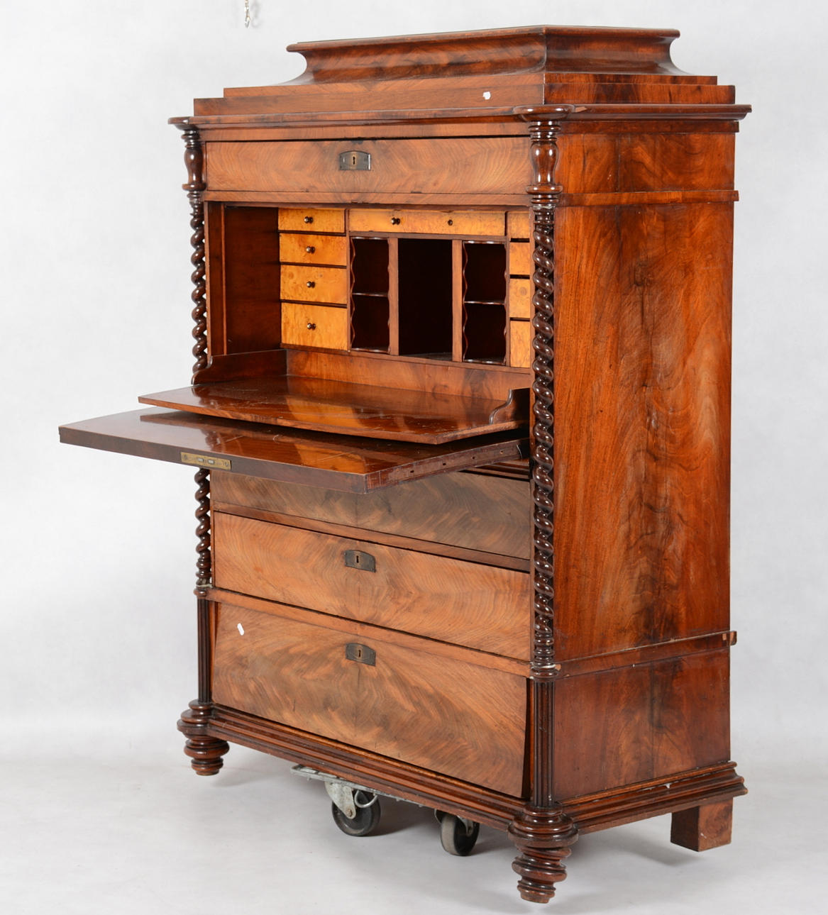 CHIFFONJE, nyränessans, 1800-talets slut.