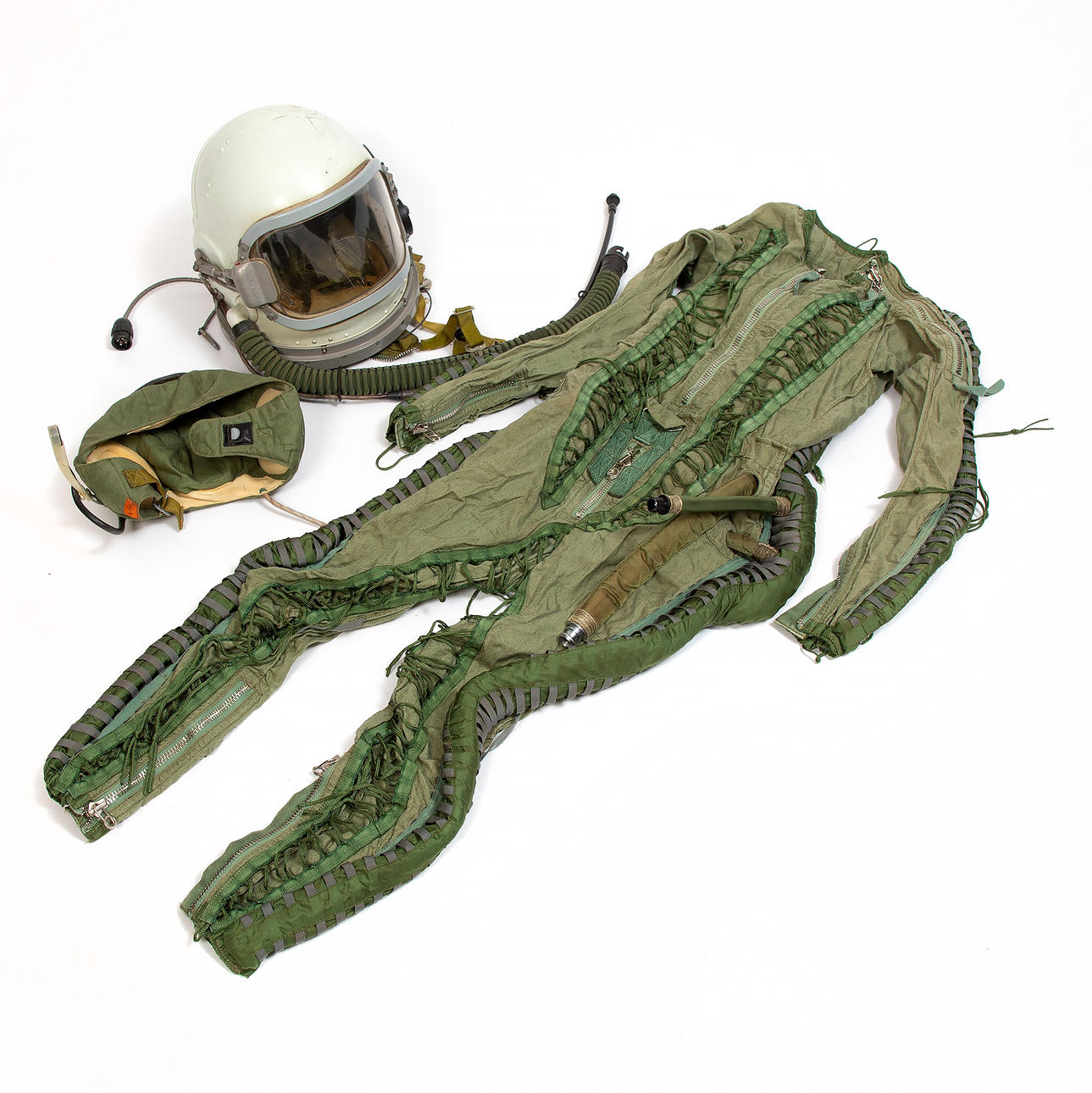 GSH-6A puvulla ja hupulla.