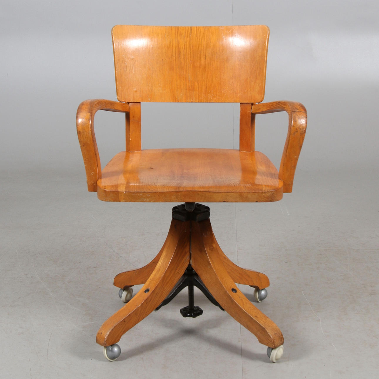 skrivbordsstol-l-vtr-1900-tal-m-bler-f-t-ljer-stolar-auctionet