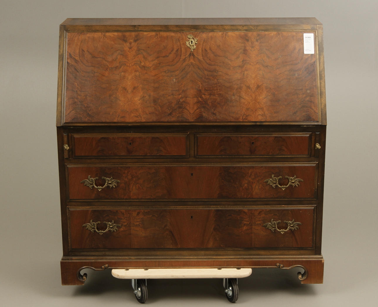 SNEDKLAFFSEKRETÄR, barockstil, daterad 1949.