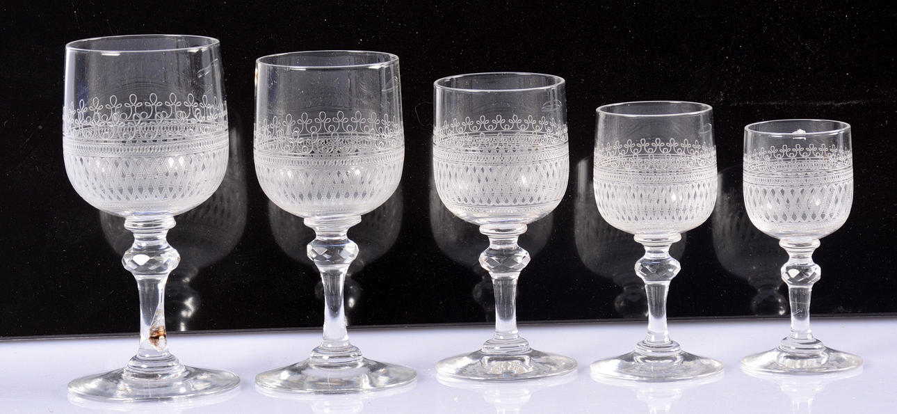 GLASSERVISDELAR, 46 stycken.