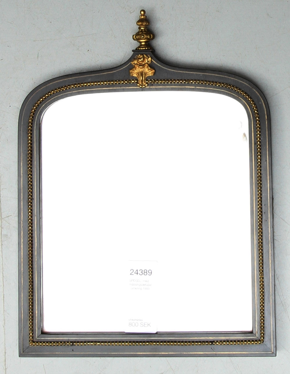 SPEGEL, med mässingsdetaljer, omkring 1900.