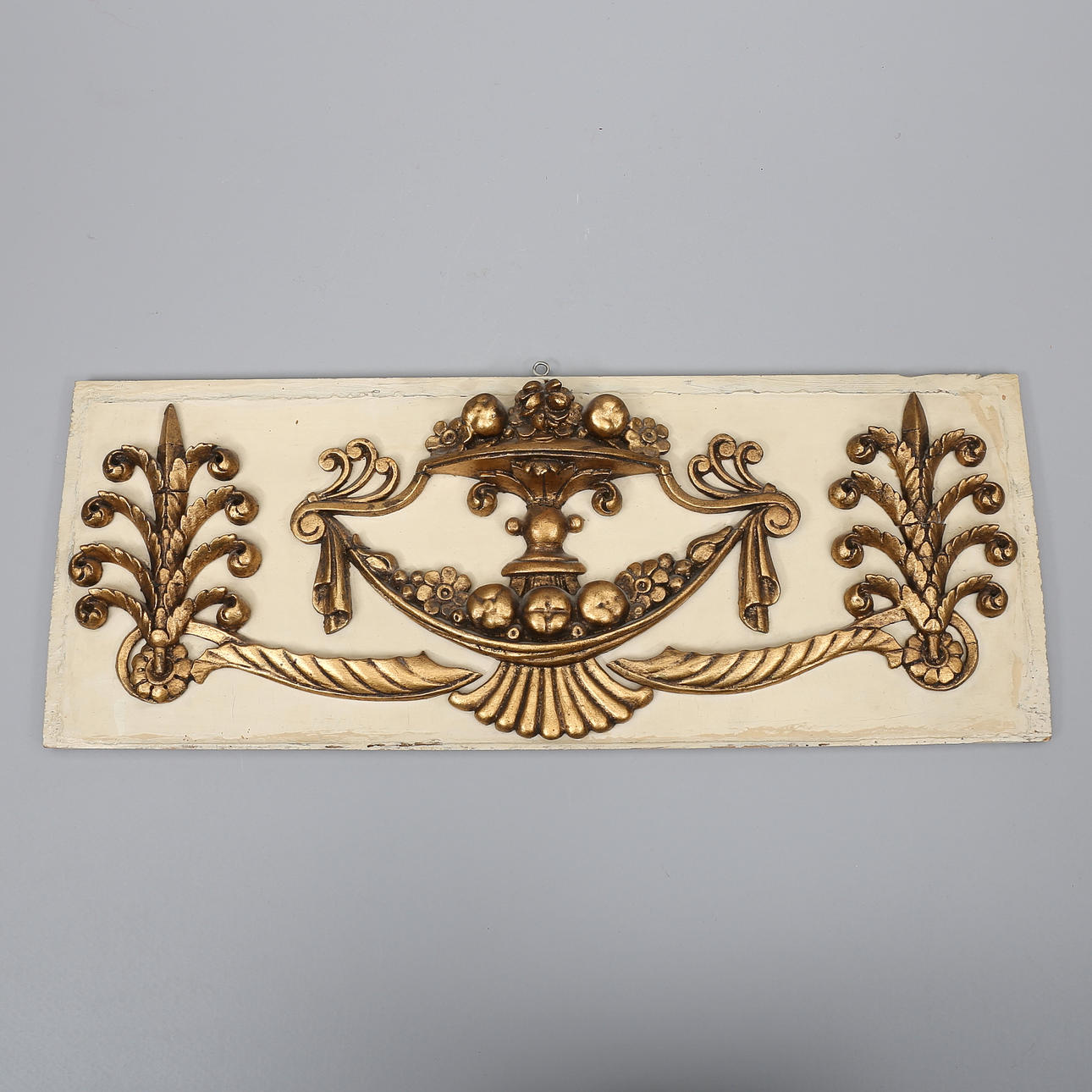 VÄGGDEKOR, trä med förgyllt ornament.