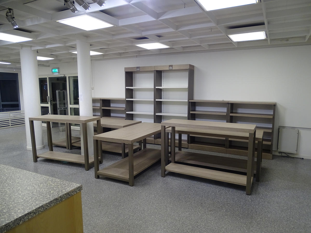 HYLLOR och BORD, 12 delar, SIA.