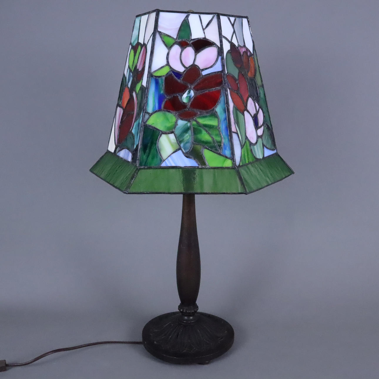 - TISCHLAMPE IM TIFFANY-STIL.