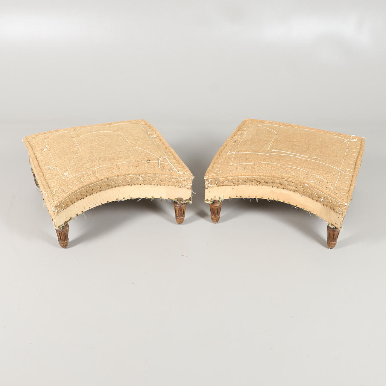 PARI HESSIAAN PEITETTYÄ JALKAJAkkaraa.