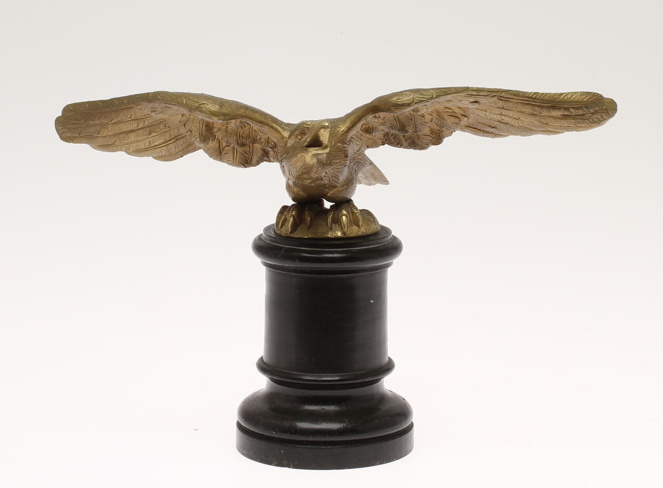 DEKORATIONSORNAMENT, i from av örn, mässing, brons, omkring 1900.