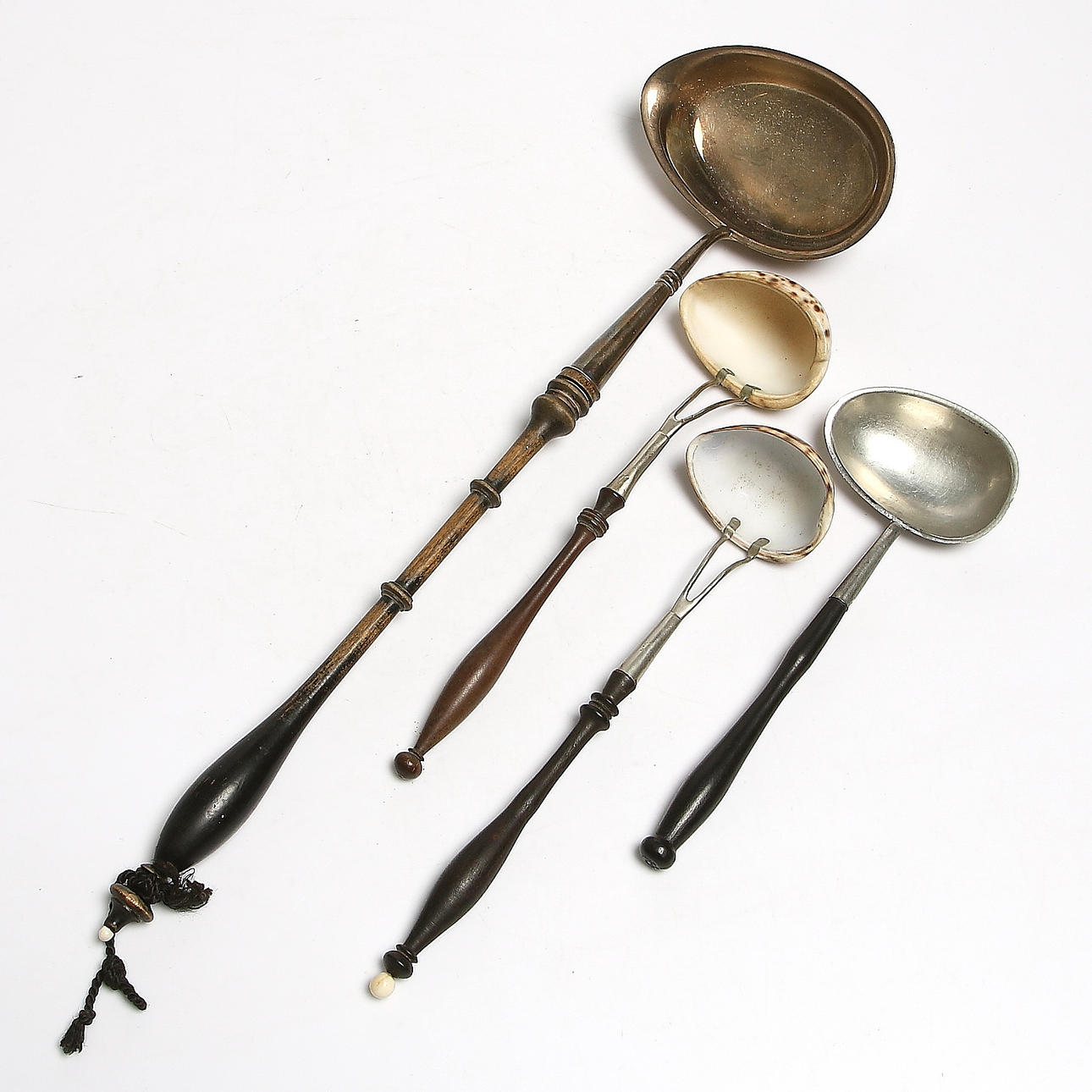SOPPSLEV samt SÅSSLEVAR, 4 st, nysilver och snäckskal, 18/1900-tal.