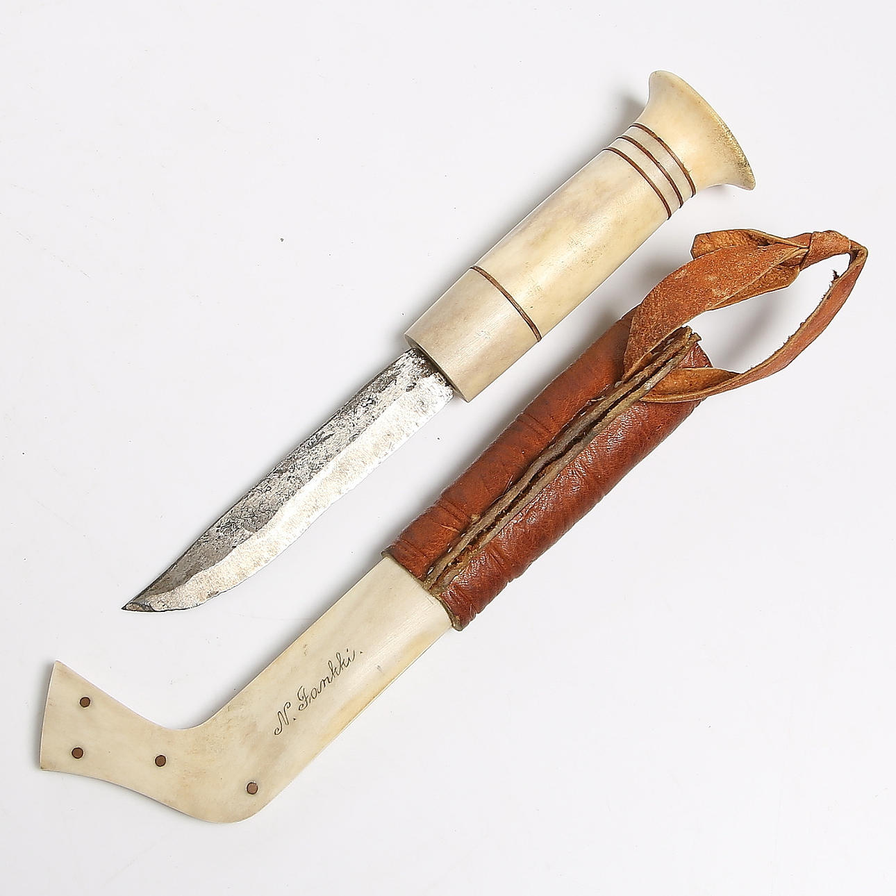 SAMEKNIV, horn och läder, Nikulaus Fankki, 1900-talets mitt.