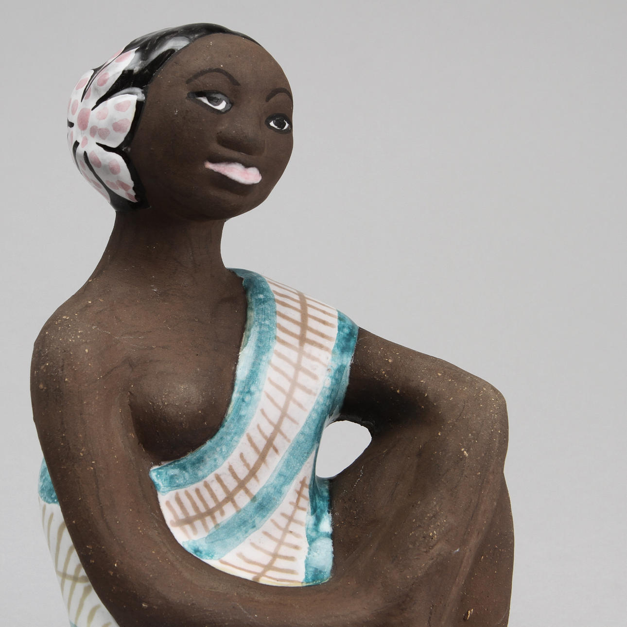 MARI SIMMULSON. Skulptur sittande kvinna, modellnr 4355. Upsala Ekeby.