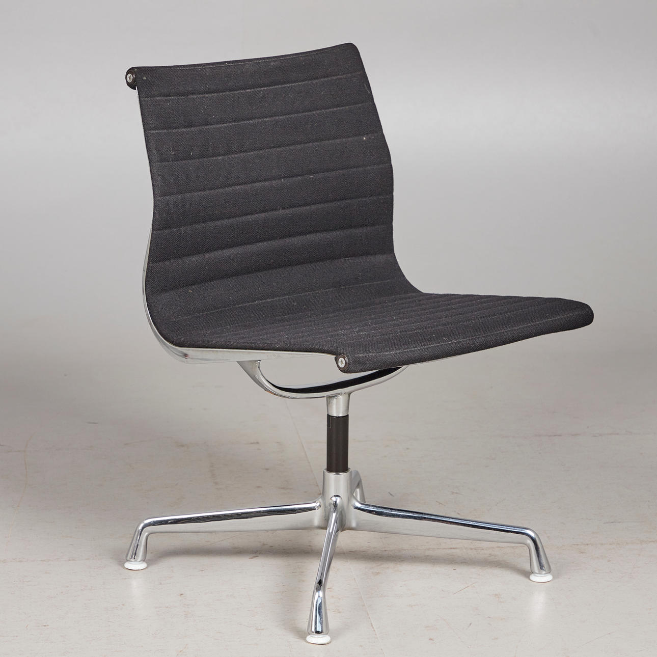 CHARLES & RAY EAMES. Vitra, stol / kontorstol, model 'EA 107', aluminium, Hopsack, designet i 1958.