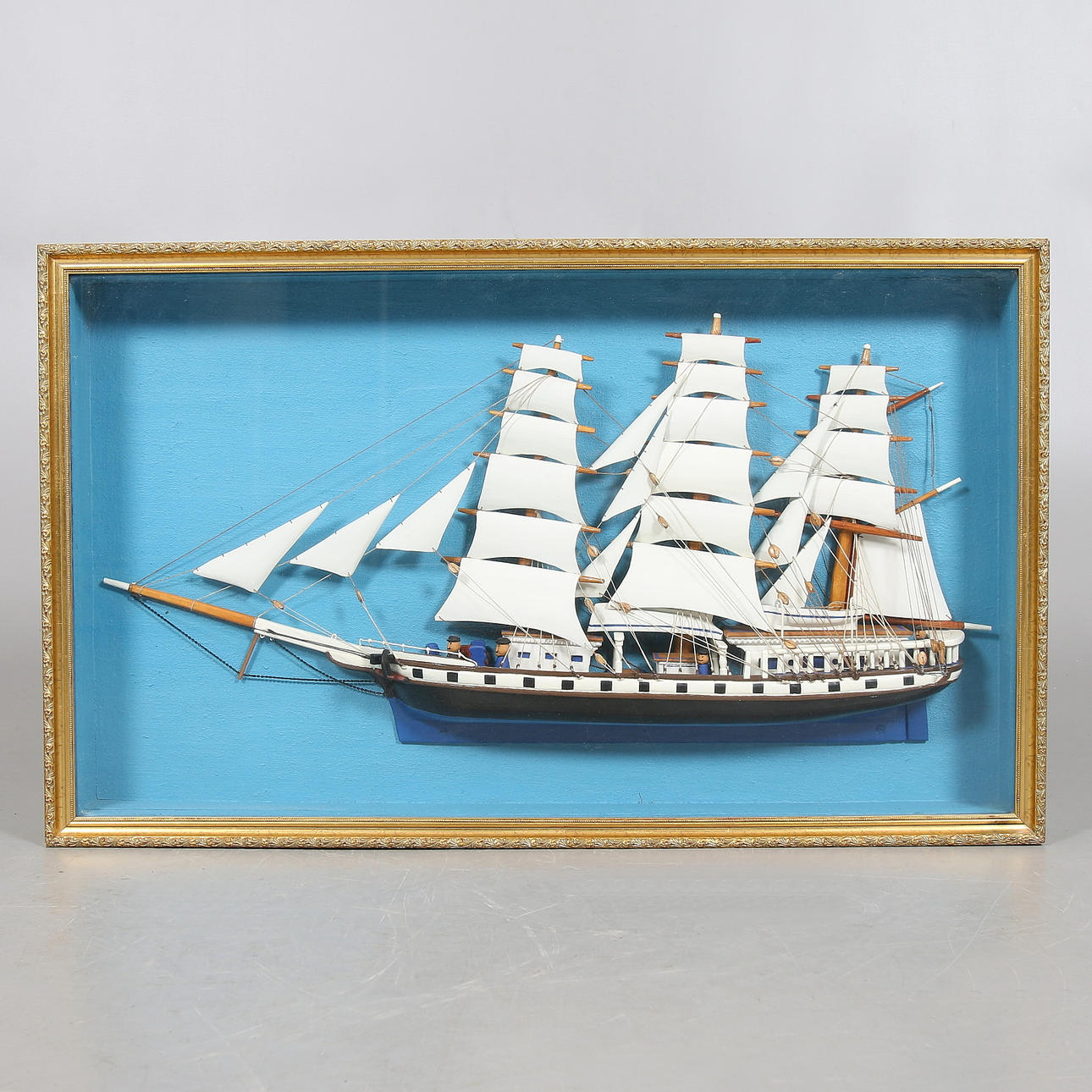 SKEPPSMODELL / TAVLA, trä samt glas, Signerad och daterad a tergo E. Holmberg, 1903.