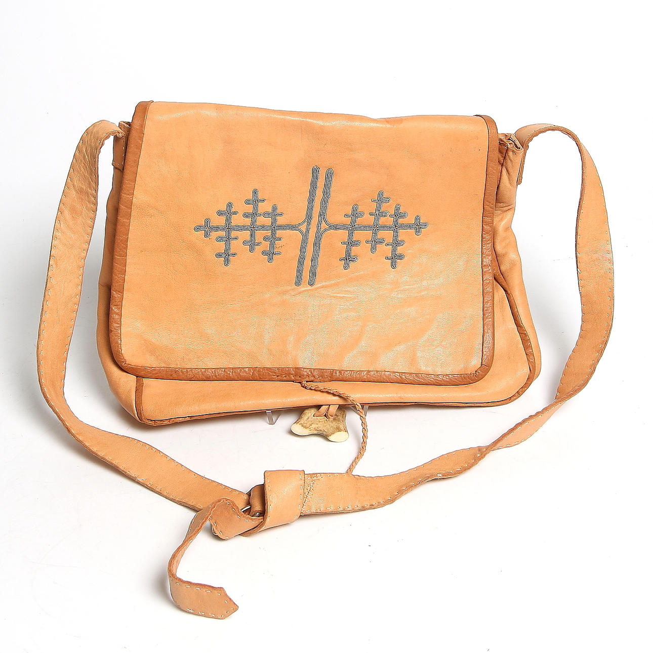 AXELVÄSKA, läder och tenntråd, Samearbete. 1900-tal.