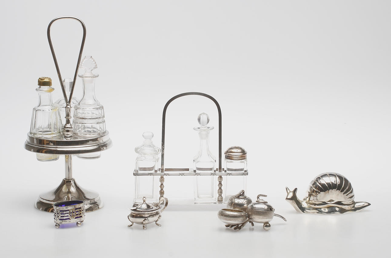 BORDSUPPSATSER med mera, nysilver och glas, 1900-tal.