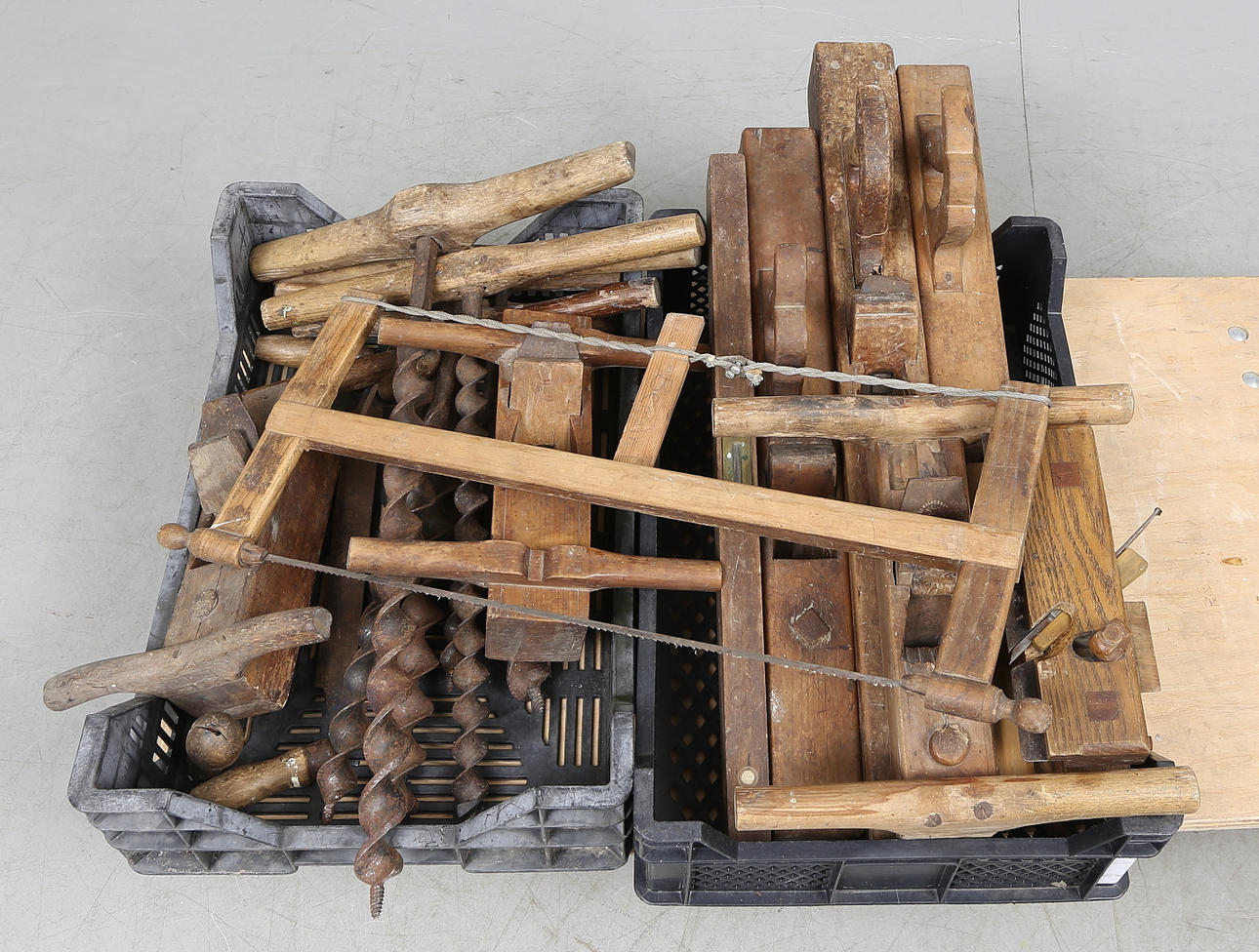 VERKTYG, allmoge, trä och metall, 1800-tal.