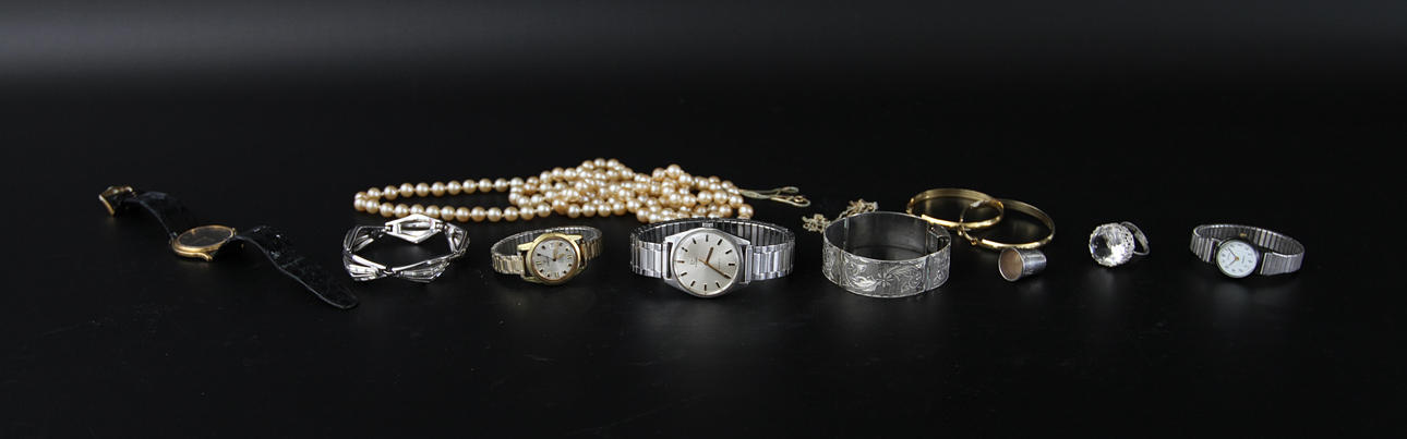 SMYCKEN. 13 delar, armbandsur och smycken.