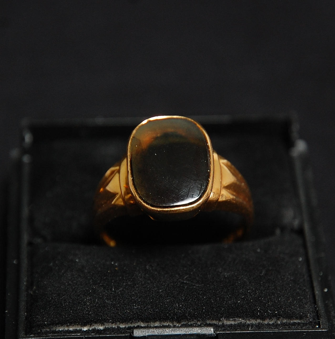 KLACKRING, 18 K guld, vikt 6 g.